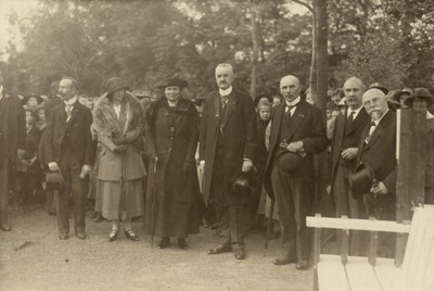 98788 Afbeelding van burgemeester dr. J.P. Fockema Andreae en enkele autoriteiten tijdens het planten van een ...